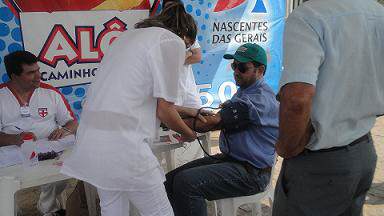 Alunos de Enfermagem participam de evento voltado para motoristas na MG-050