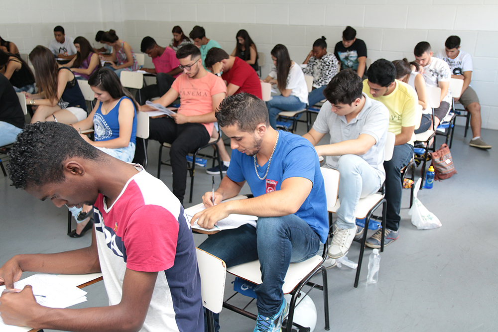 Milhares de candidatos participam do Vestibular do UNIFOR-MG