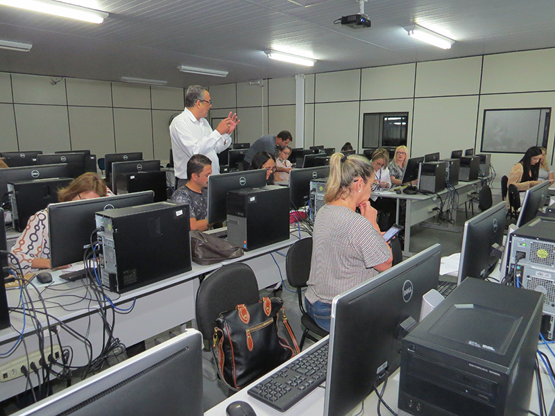 PROFESSORES PARTICIPAM DE CAPACITAÇÃO SOBRE O APLICATIVO GRADEPEN