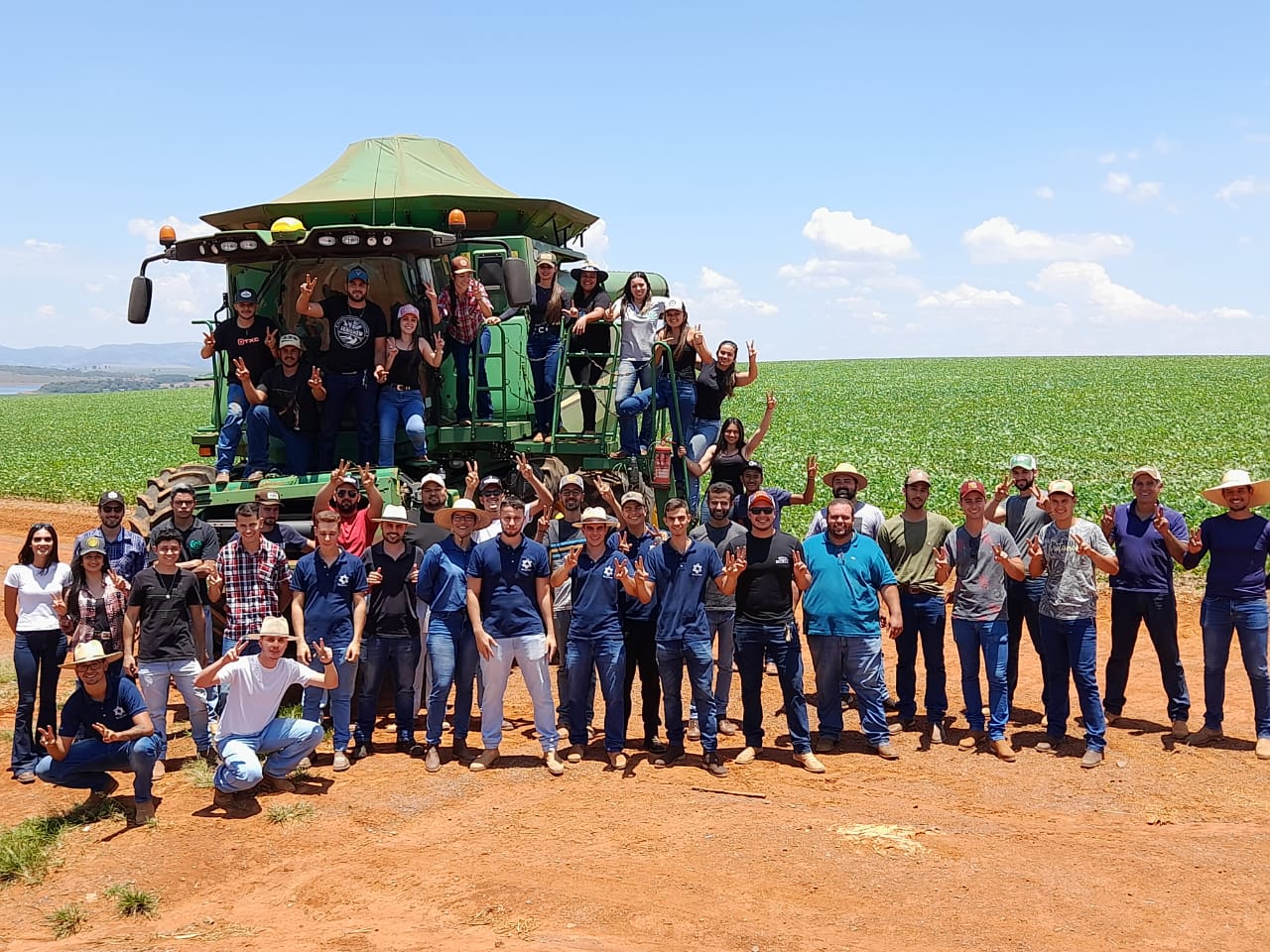 ALUNOS VISITAM A EMPRESA PIMFOR EMPREENDIMENTOS AGROPECUÁRIOS LTDA.