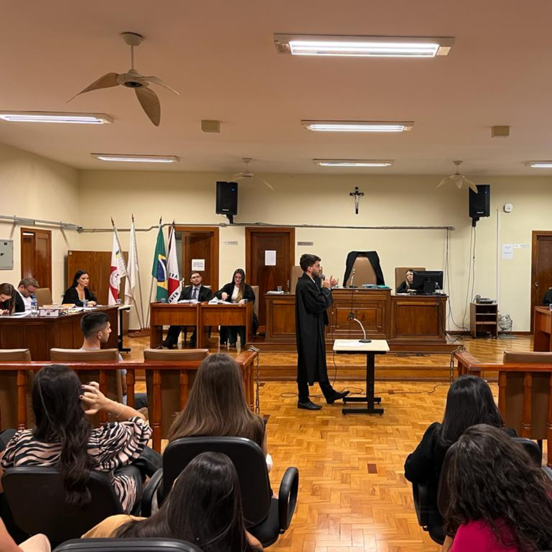 ALUNOS DO CURSO DE DIREITO PARTICIPAM DE JÚRI SIMULADO