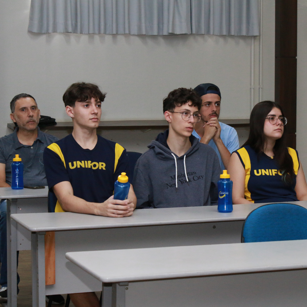 ALUNOS DO COLÉGIO UNIFOR PARTICIPAM DE PALESTRA SOBRE EDUCAÇÃO FINANCEIRA