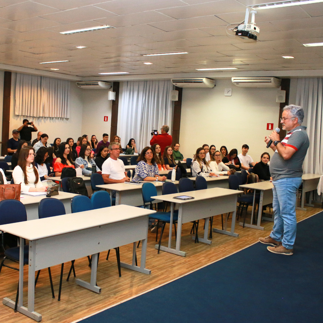 ALUNOS DE PSICOLOGIA PARTICIPARAM DE PALESTRA EM COMEMORAÇÃO AO DIA DO PSICÓLOGO