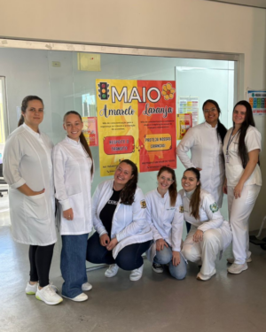 ACADÊMICAS DE ENFERMAGEM DO UNIFOR-MG PROMOVEM AÇÃO EM SAÚDE EM ALUSÃO AO MAIO AMARELO E MAIO LARANJA