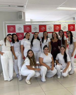 ALUNOS DOS CURSOS DE ENFERMAGEM E FISIOTERAPIA DO UNIFOR-MG PROMOVE DIA ESPECIAL PARA MÃES DA ENTIDADE MÃO AMIGA
