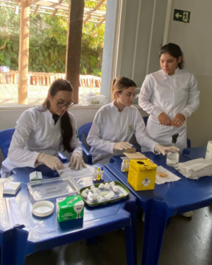 ALUNAS DE BIOMEDICINA DO UNIFOR-MG PROMOVEM AÇÕES DE SAÚDE PARA IDOSOS EM FORMIGA