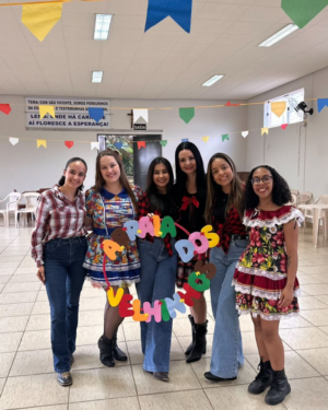 ALUNAS DE ADMINISTRAÇÃO E CIÊNCIAS CONTÁBEIS DO UNIFOR-MG PROMOVEM FESTA JUNINA PARA CASA DOS VELHINHOS EM PIUMHI